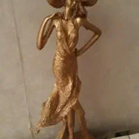 مجسمه زن طلایی