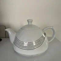 قوری چینی و استکان قدیمی