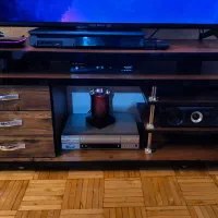 میز تلویزیون MDF شیک و جادار، تمیز و سالم