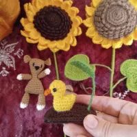 عروسک بافتنی گل