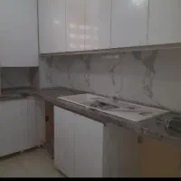 نصاب دکوراسیون قرنیز دیوارپوش بین کابینتی تیوی وال|خدمات پیشه و مهارت|همدان, |دیوار