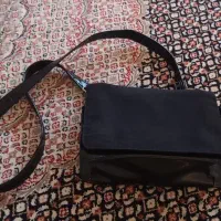 یک عدد کیف مشکی با مدارک پیدا شده.