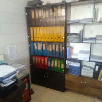 میز و صندلی مبل راحتی دو عدد ویترین وسایل دفتر