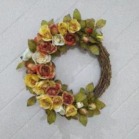 حلقه گل پشت دری زیبا