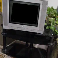 تلویزیون به همراه میز