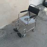 دوعدد ویلچر یک ویلچر حمام و سرویس.