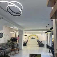 مژه کار و دستیار سالن زیبایی