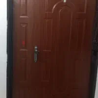 درب ورودی منزل به رنگ قهوهای