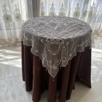 میز گرد چوبی کنار سالن