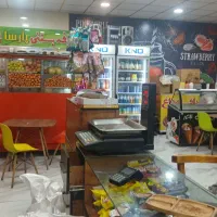 به یک کارگر وقت شناس در کافه بستنی