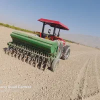 کار با تراکتور کشت گندم با دستگاه