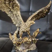 مجسمه عقاب برنزی