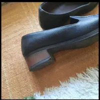 کفش ومقداری لباس ومقداری خط چشم