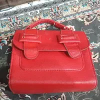 اهدای چند عدد مانتو و روسری و کیف