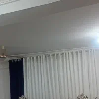 پرده بلند آبی وسط سفید