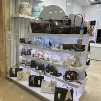 ویترین پشت شیشه