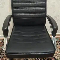 صندلی چرم درحدنو تمیز
