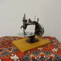 چرخ خیاطی قدیمی انگلیسی یک وجبی درحد اکبند|کلکسیون اشیاء عتیقه|تهران, جنت‌آباد مرکزی|دیوار