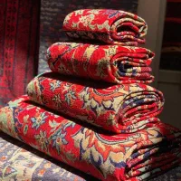 روفرشی لاکی قرمز کهنه فرش اصیل ایرانی