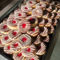 خانم کار در قنادی شیرینی پزی