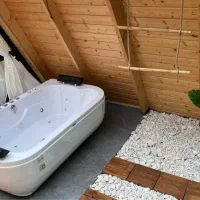 اجاره روزانه کلبه تیکا با جکوزی|اجارهٔ کوتاهمدت آپارتمان و سوئیت|بندر انزلی, بشمن|دیوار