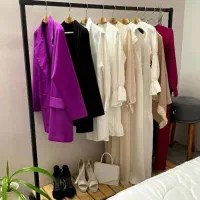 رگال لباس ساده و کف چوب