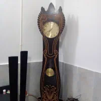 ساعت پایه دار به فروش می‌رسد