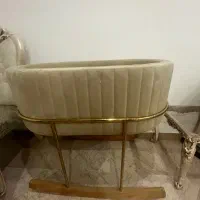 تخت کنار مادر