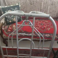 تخت فلزی جوان