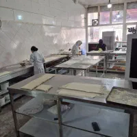 خانم جهت کارگاه شیرینی پزی