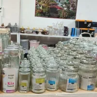 فروشنده خانم در پلاستیک فروشی حمیدی نواب