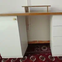 میز مطالعه و کامپیوتر