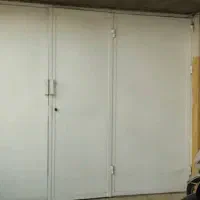 درب پارکینگ سالم و تمیز بدون پوسیدگی وزنگ زدگی