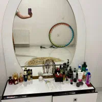 میز آرایش .همراه اینه.که اینه ش جداست.
