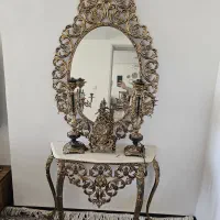 آیینه و کنسول و شمعدان