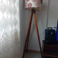 آباژور ایستاده