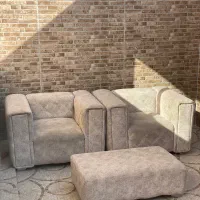 دو عدد مبل تک نفره به همرا میز