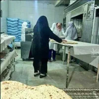 کارگر خانم ساده نانوایی