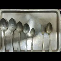 چند عدد قاشق و چنگال قدیمی و کاسه او سینی