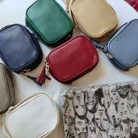 تعدادی شال و کیف