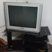 تلوزیون ۲۸ اینچ و میز تلوزیون سالم