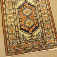 یک جفت قالیچه کوچک دست بافت . بدون زدگی .