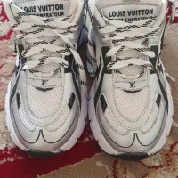 یه جفت کتونی نو