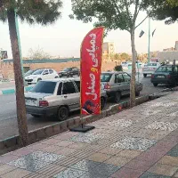 به یک فروشنده در مغازه کفش خیابان باقدرت نیازمندم