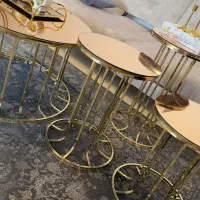 میز وسط جلو مبلی و عسلی کنار سالنی