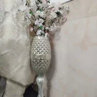 گلدان شیشه ای و هودی دخترانه|گل مصنوعی|قم, قلعه کامکار|دیوار