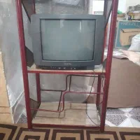 تلفزیون و میزش