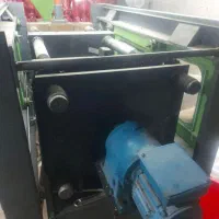 کارگر نیمه ماهر در کارگاه تزریق پلاستیک ساعتی