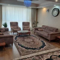 مبل راحتی ۸ نفره بهمراه جلو مبلی و سه عدد میز عسلی
