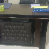 میز مدیریت و صندلی انتظار